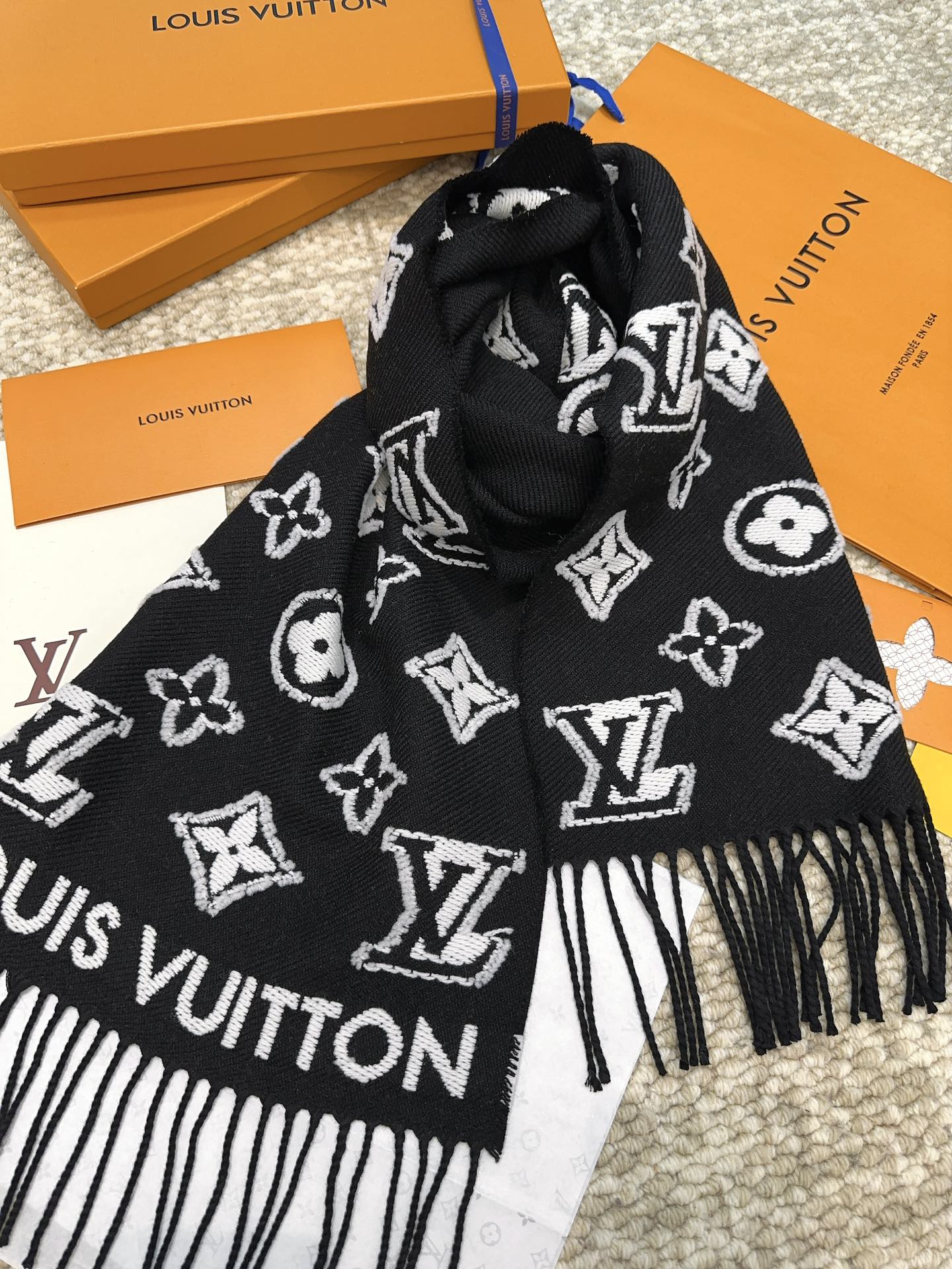 LV The Latest 3D Scarves